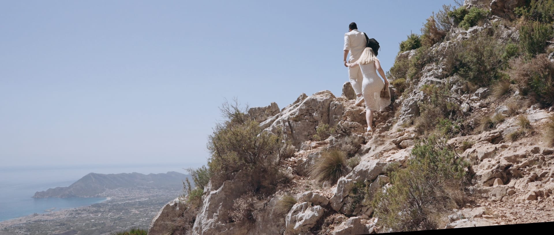 Mountain elopement: N&D during their elopement in Spain